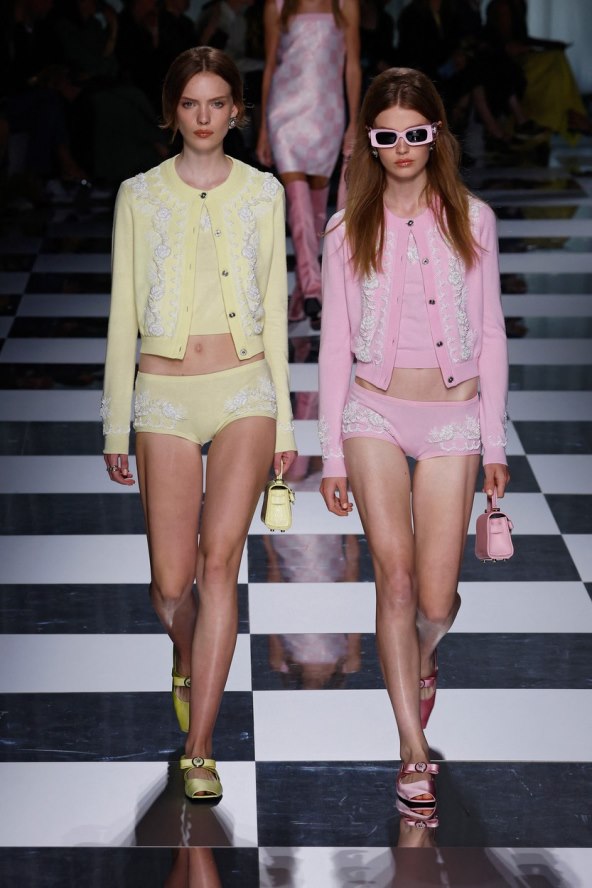 Versace reviju nosili supermodeli Claudia Schiffer, Gigi Hadid, Kendall Jenenr