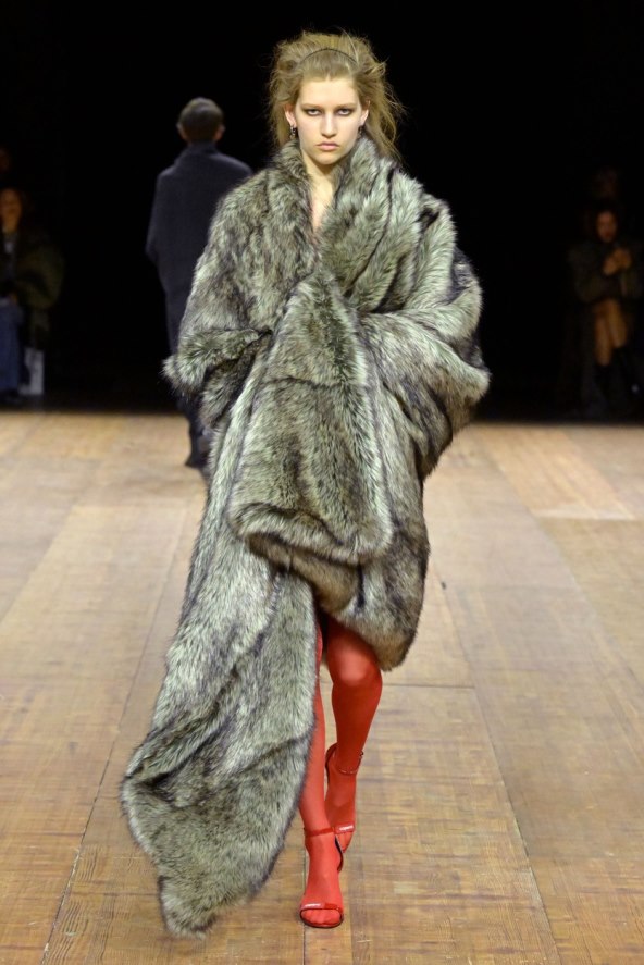 Coperni modna revija jesen 2023 psi roboti