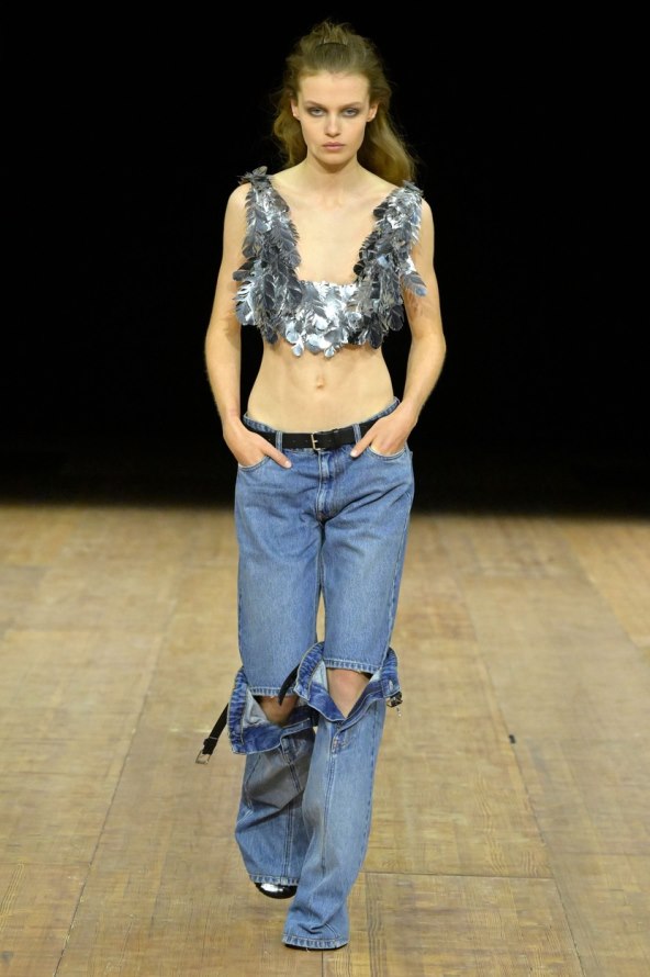 Coperni modna revija jesen 2023 psi roboti