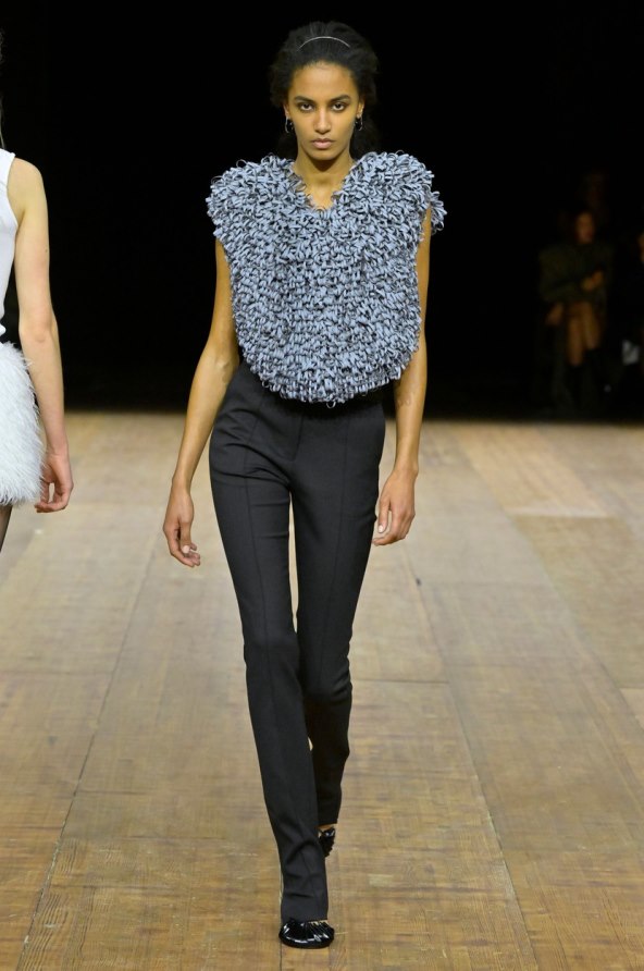 Coperni modna revija jesen 2023 psi roboti