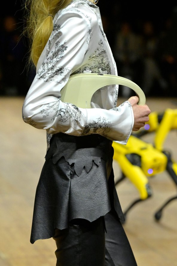 Coperni modna revija jesen 2023 psi roboti