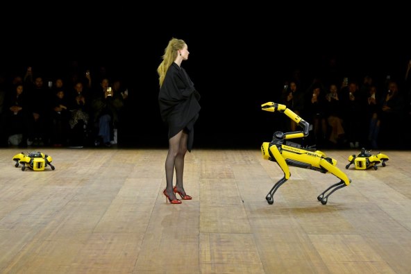 Coperni modna revija jesen 2023 psi roboti