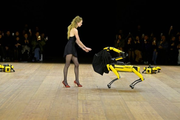 Coperni modna revija jesen 2023 psi roboti