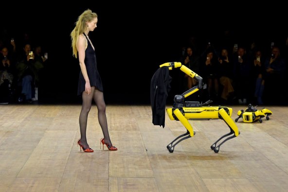 Coperni modna revija jesen 2023 psi roboti