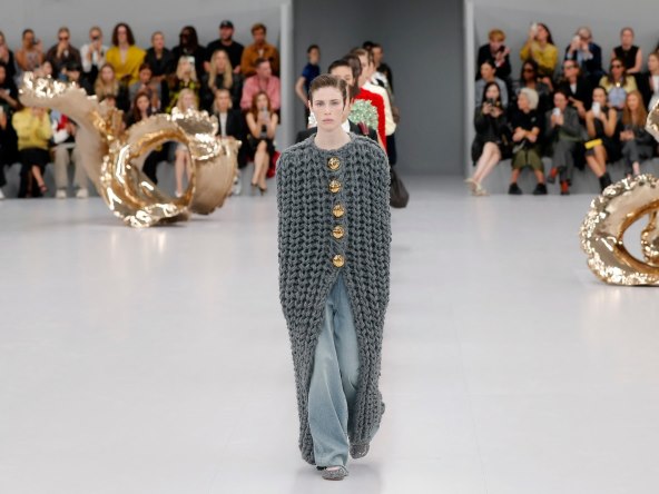 Loewe kolekcija za proljeće 2024 predstavljena na Tjednu mode u Parizu