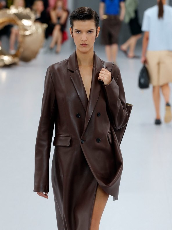 Loewe kolekcija za proljeće 2024 predstavljena na Tjednu mode u Parizu