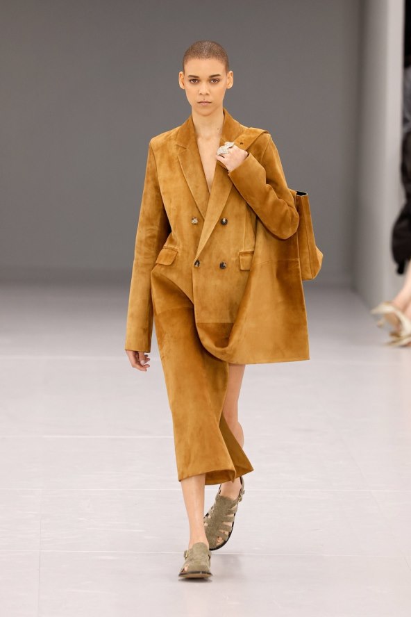 Loewe kolekcija za proljeće 2024 predstavljena na Tjednu mode u Parizu