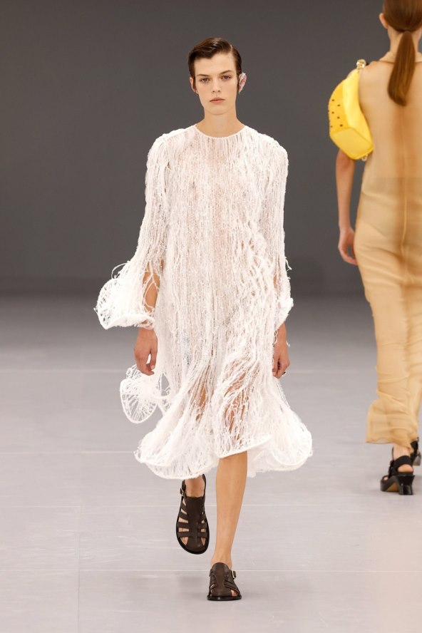 Loewe kolekcija za proljeće 2024 predstavljena na Tjednu mode u Parizu