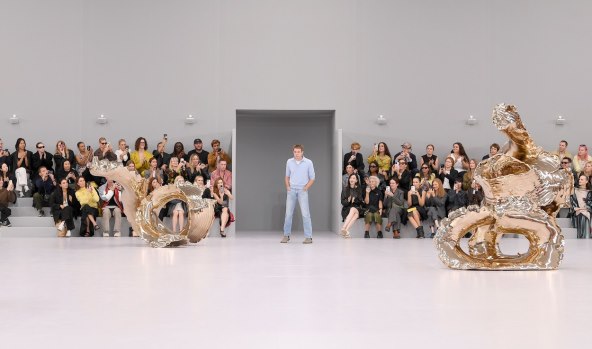 Loewe kolekcija za proljeće 2024 predstavljena na Tjednu mode u Parizu