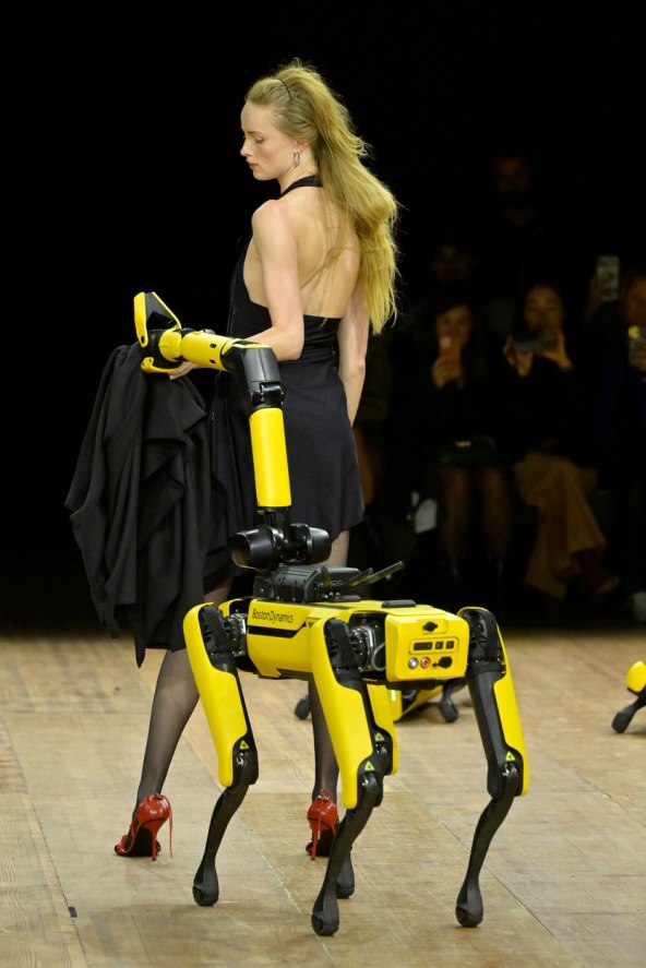 Coperni modna revija jesen 2023 psi roboti