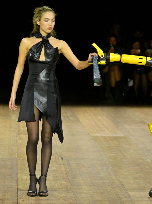 Coperni modna revija jesen 2023 psi roboti