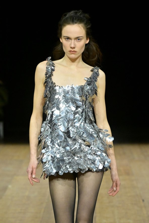 Coperni modna revija jesen 2023 psi roboti