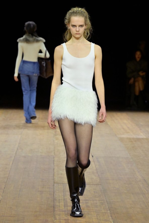 Coperni modna revija jesen 2023 psi roboti