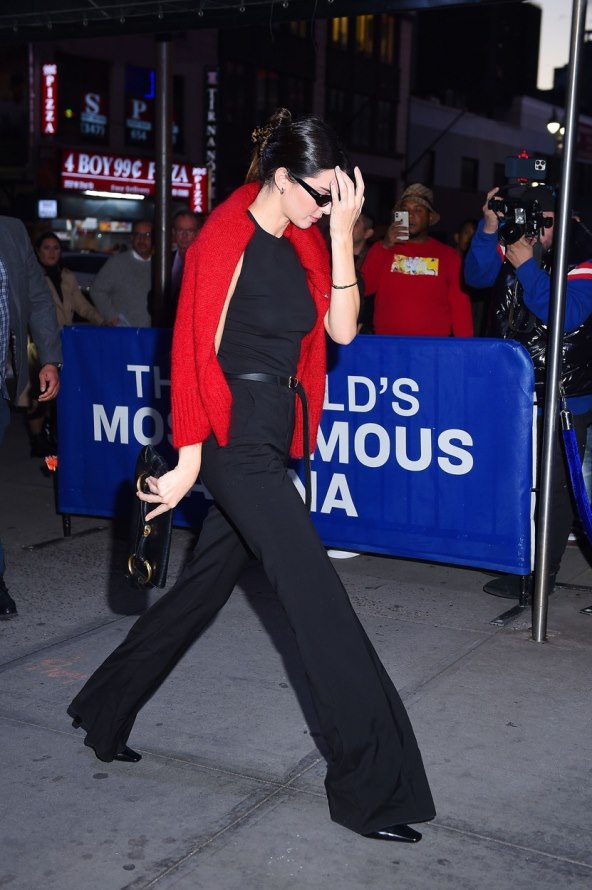 Kendall Jenner nosi crveni pulover