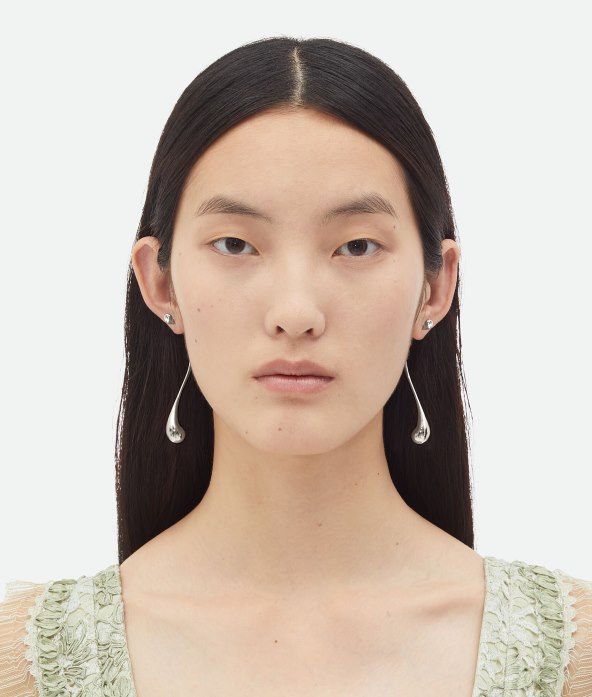Bottega Veneta ima nove modele omiljenih Drop naušnica