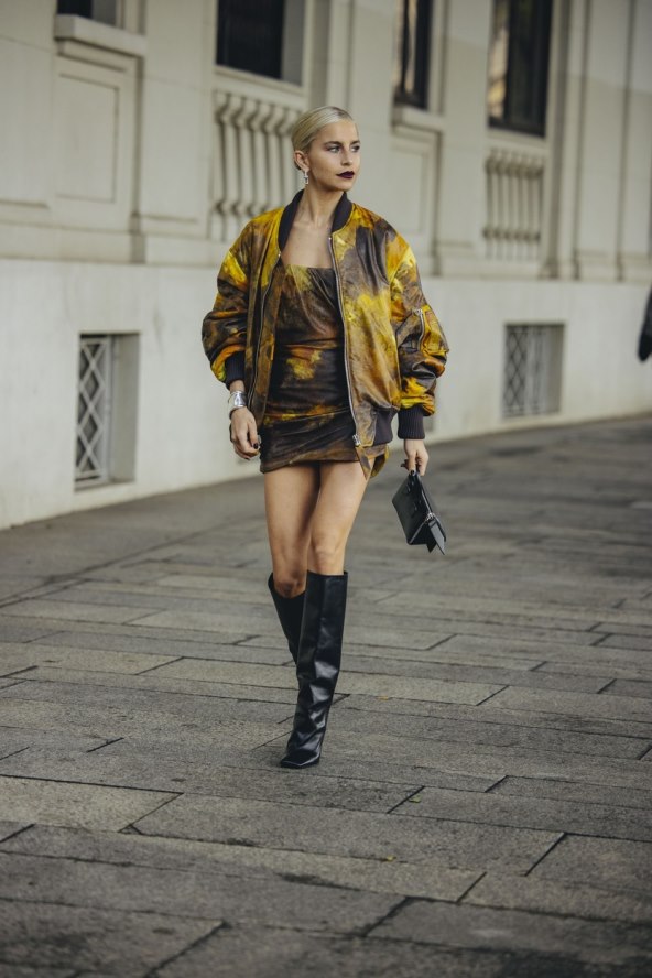 Street style inspiracija kako nositi suknju i čizme