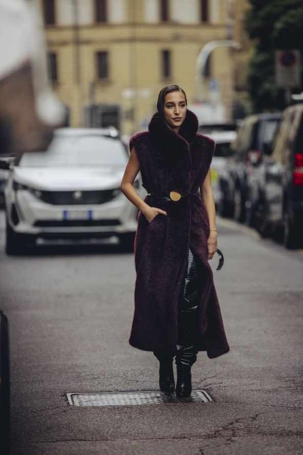 Street style inspiracija kako nositi suknju i čizme