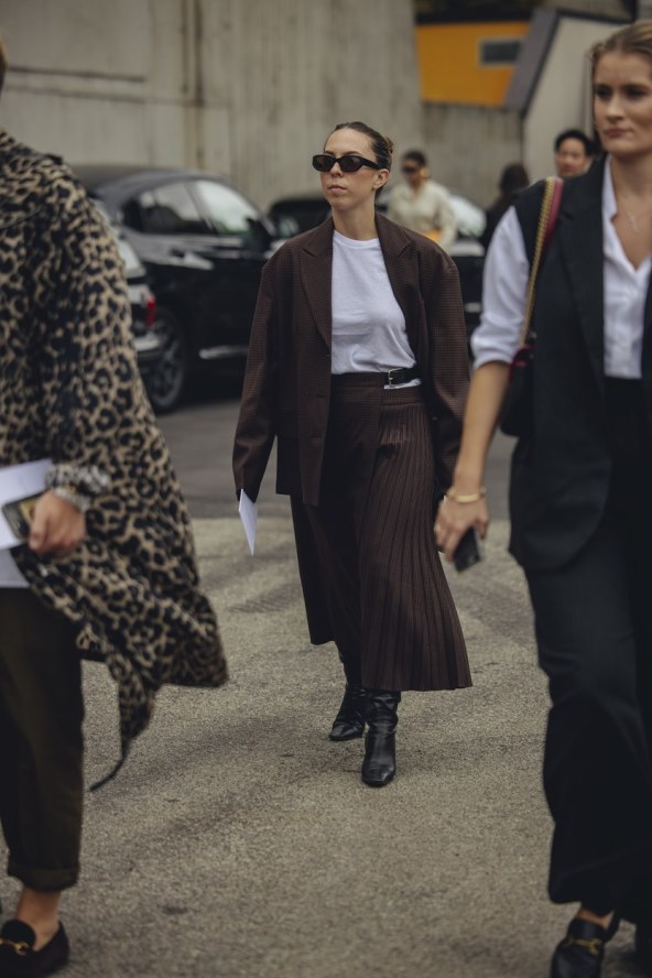 Street style inspiracija kako nositi suknju i čizme