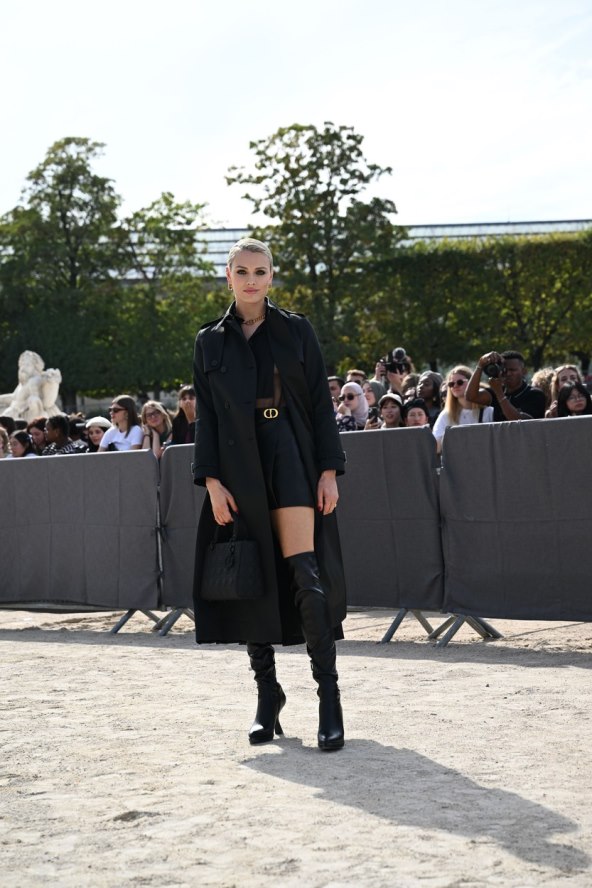 Street style inspiracija kako nositi suknju i čizme