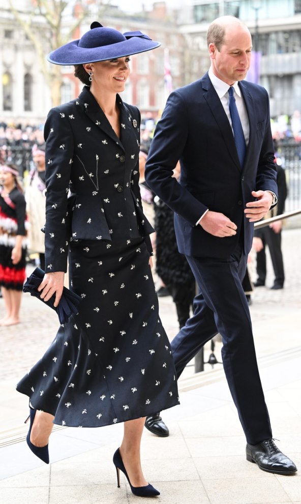 Kate Middleton u elegantnom kompletu sa suknjom
