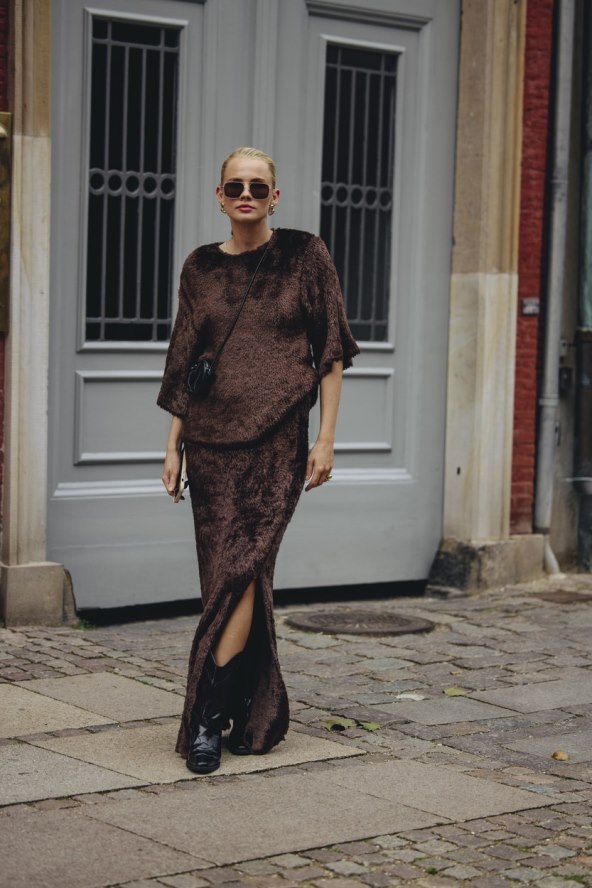 Street style inspiracija kako nositi suknju i čizme