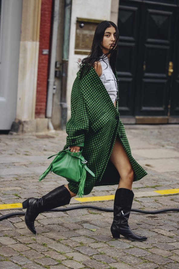 Street style inspiracija kako nositi suknju i čizme