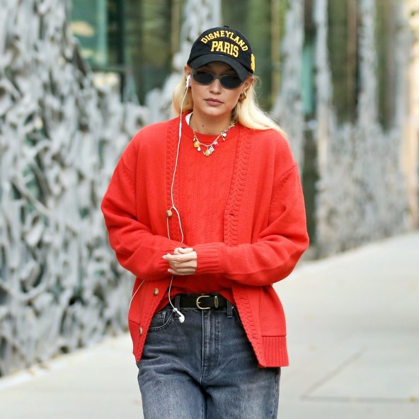 Gigi Hadid nosi crvenu boju sezone u kombinaciji s trapericama