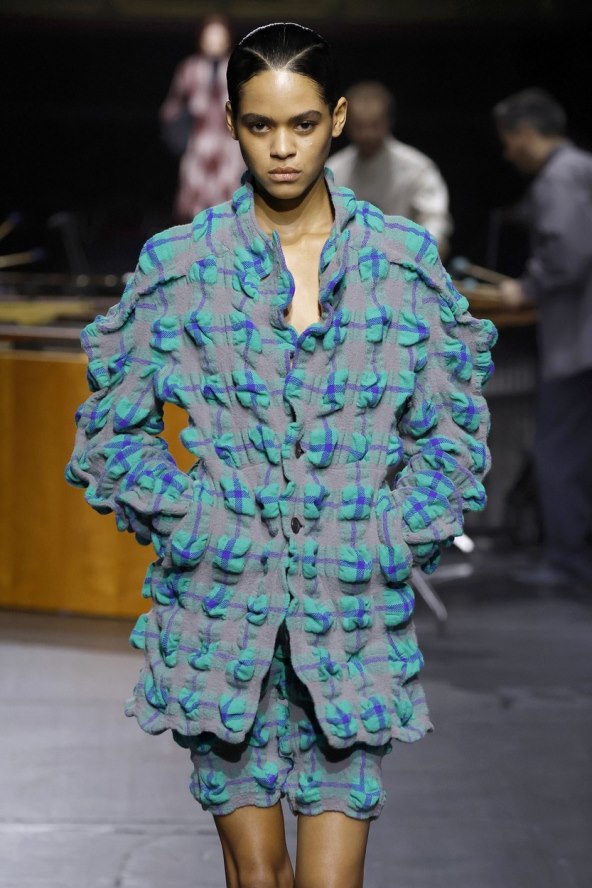 Tartan i karirani uzorci modni trend za blagdane 2023