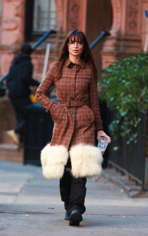 Emily Ratajkowski u Prada kariranom kaputu