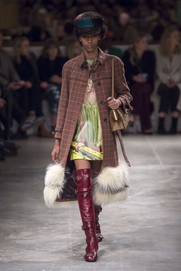 Emily Ratajkowski u Prada kariranom kaputu