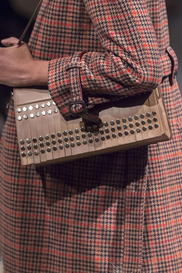 Emily Ratajkowski u Prada kariranom kaputu