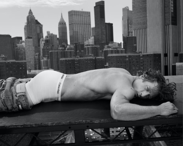 Glumac Jeremy Allen White zvijezda kampanje za Calvin Klein