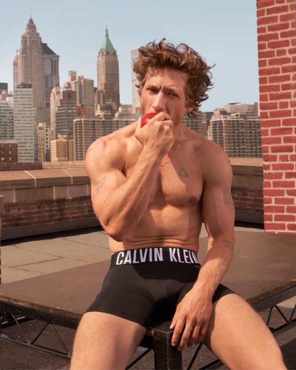 Glumac Jeremy Allen White zvijezda kampanje za Calvin Klein