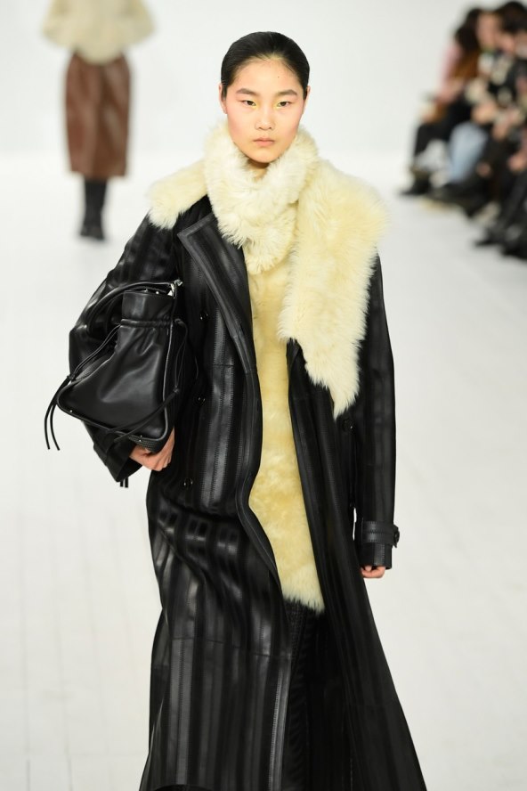 Kožni kaputi trend zima 2024