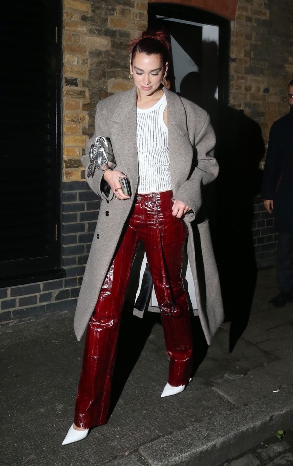 Dua Lipa odlično nosi burgundy boju sezone jesen 2023