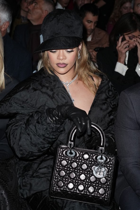 Rihanna nosi Dior modnu kombinaciju