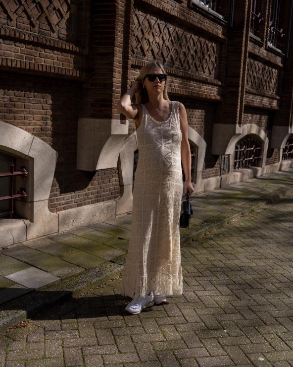 10 inspo outfita s bijelim tenisicama