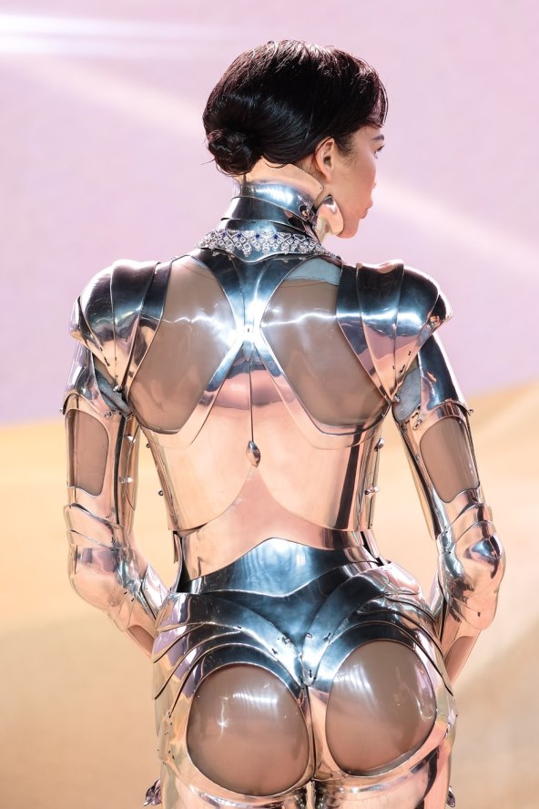 Zendaya na premijeri filma Dune 2 oduševila u Muglerovom odijelu 