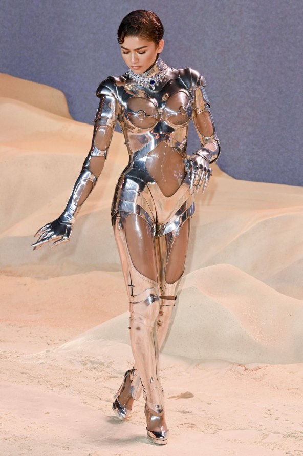 Zendaya na premijeri filma Dune 2 oduševila u Muglerovom odijelu 