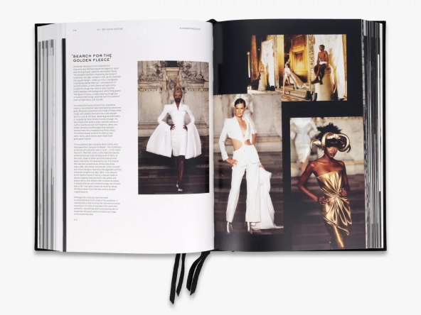 Atraktivna knjiga o visokoj modi Givenchy Catwalk