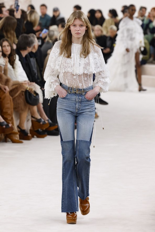 Chloe platforme i torbica s ringom su must have modni detalji