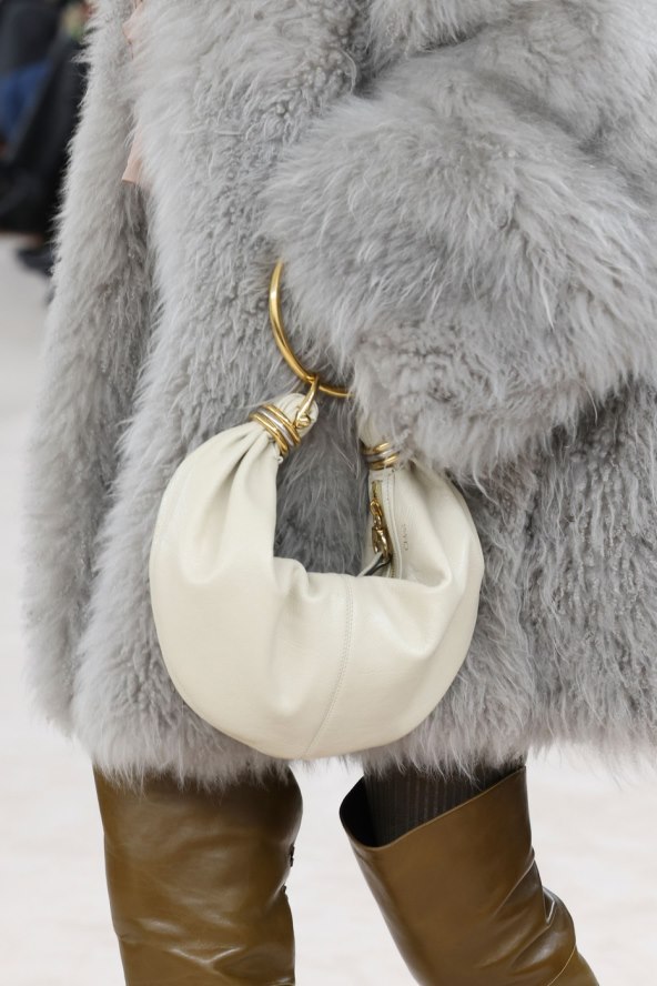 Chloe platforme i torbica s ringom su must have modni detalji