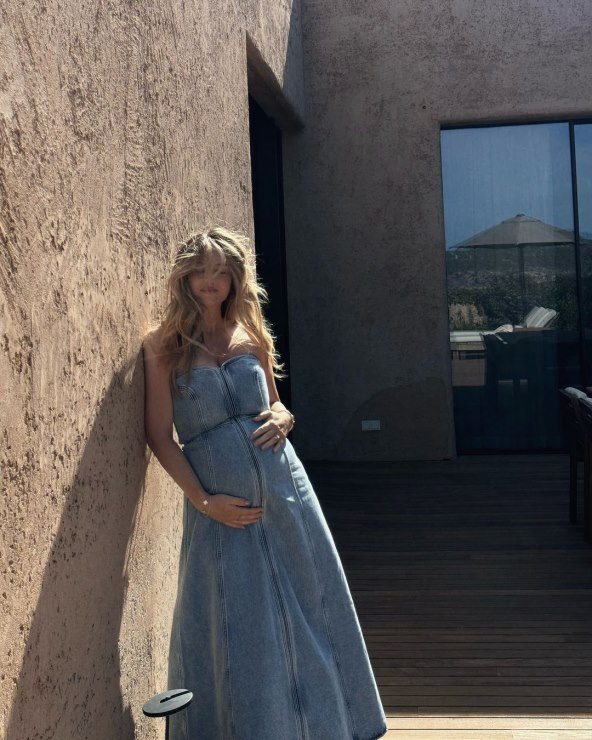 Izabel Kovačić nosi midi traper haljinu za ljeto 2024.