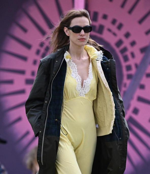 Alexa Chung nosi savršenu ljetnu haljinu žute boje