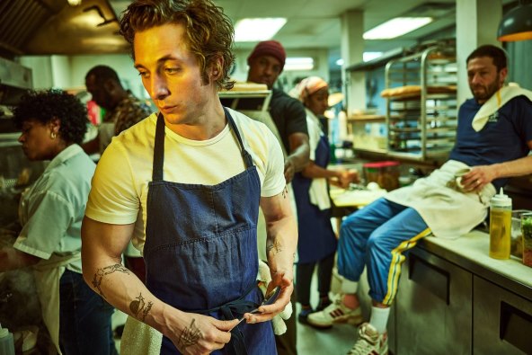 Svi žele bijelu majicu koju nosi Jeremy Allen White u seriji The Bear
