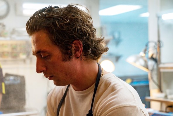 Svi žele bijelu majicu koju nosi Jeremy Allen White u seriji The Bear