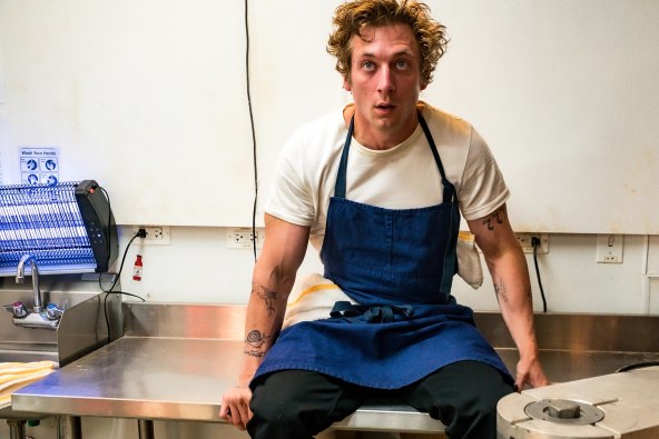 Svi žele bijelu majicu koju nosi Jeremy Allen White u seriji The Bear