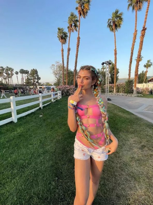 Modni trend otkopčanih hlača 