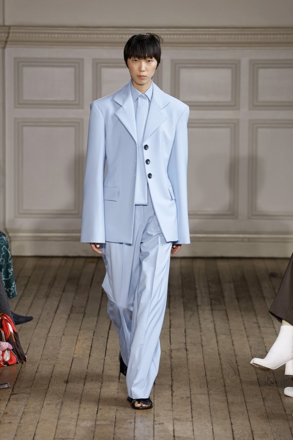  Donosimo pregled najatraktivnijih lookova s Tjedna mode u Londonu za proljeće 2025