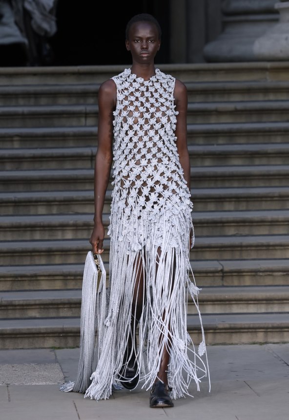  Donosimo pregled najatraktivnijih lookova s Tjedna mode u Londonu za proljeće 2025